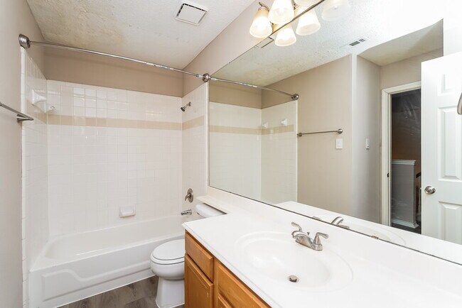 Building Photo - 952 Azalia Dr