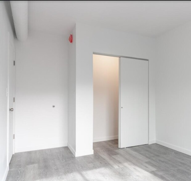 Building Photo - 1704 W Glenlake Ave