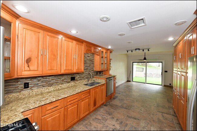 Building Photo - 5900 Mira Hermosa Dr