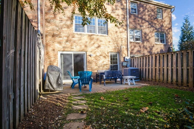 Building Photo - Charming Townhouse: Your New Home Awaits!