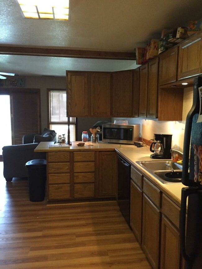 Building Photo - 2 Bedroom Condo, Pet's OK, Heat Included