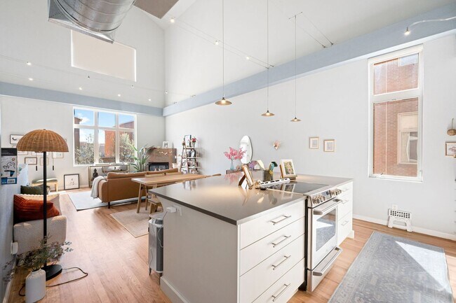 Building Photo - 2BD, 2BA Corner Unit Condo in Lowry