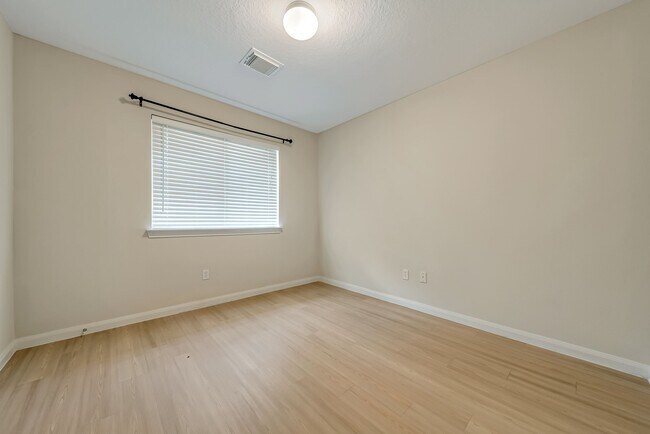 Building Photo - 12810 Lakeshore Dr
