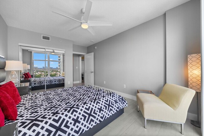 Building Photo - 347 N New River Dr E