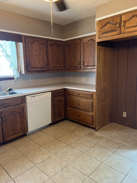 Building Photo - 908 Sycamore Dr