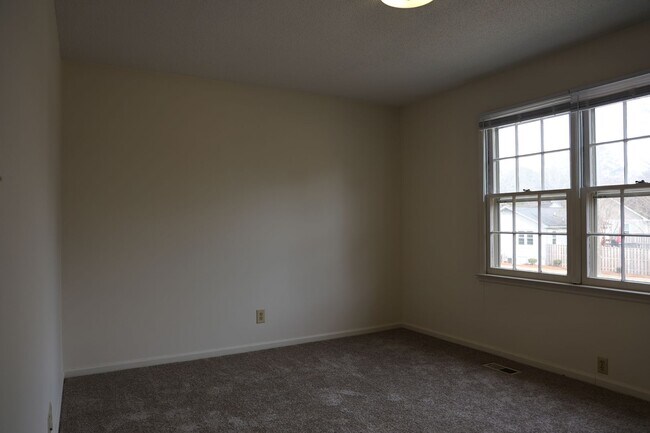 Building Photo - 510 S Vermont St