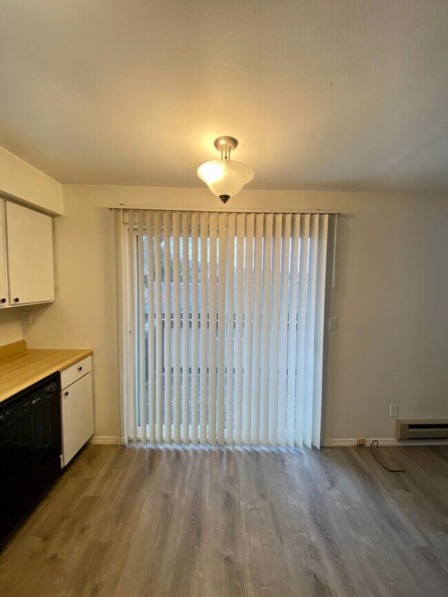 Building Photo - Hard to find 1 bdrm, 1 bath w/ garage!  1.7 miles from Sky Lakes Medical Center and Oregon Tech!