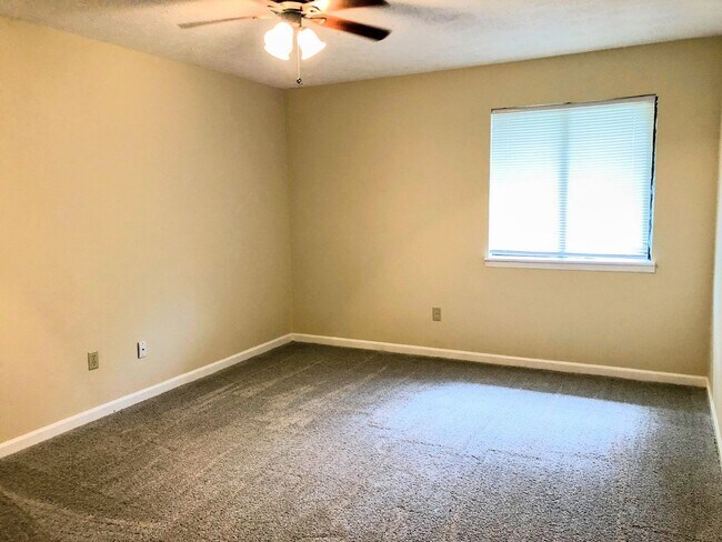 Building Photo - AVAILABLE NOVEMBER 2025 | 2BR 1BA Duplex