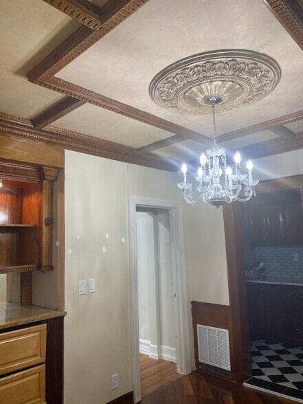 Building Photo - 1820 E 19th St