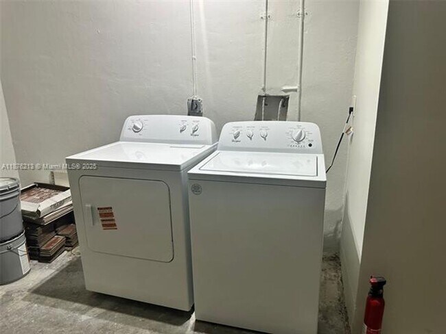 Building Photo - 8563 SW 115th Ct