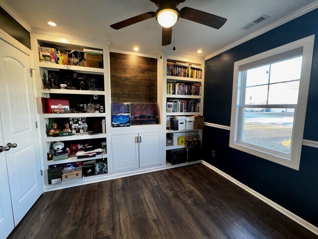 Building Photo - 211 Hidden Oaks Dr