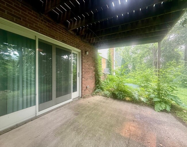Building Photo - 410/412 S Revena Blvd