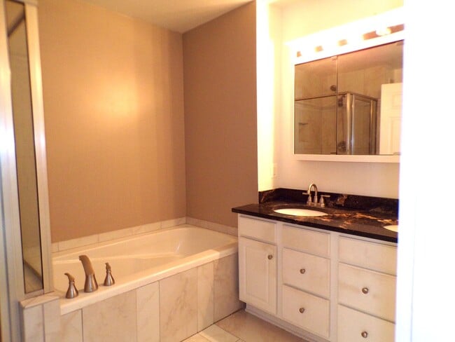 Building Photo - Two Bedroom, Two Level Condo Near Van Dorn Metro