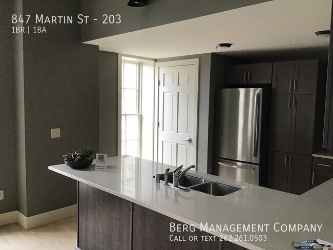 Building Photo - 847 Martin St