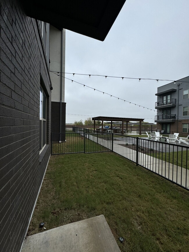 Building Photo - 3850 Double Oak Ave