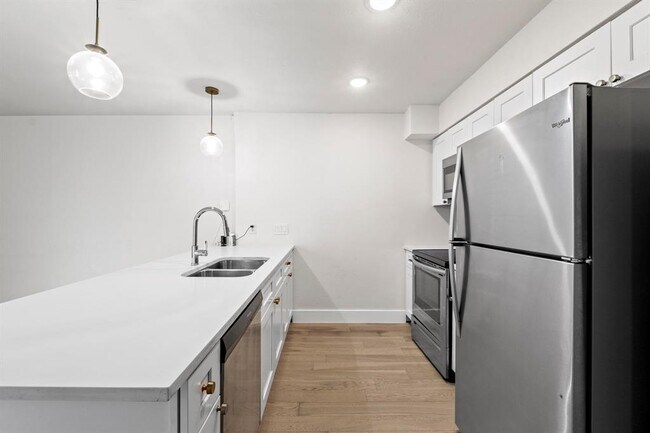 Building Photo - 909 Reinli St
