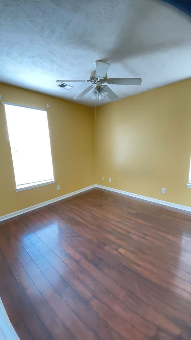 Building Photo - Special/REDUCED! First month free! Updated 2 bedroom/2 bath condo in River Oaks