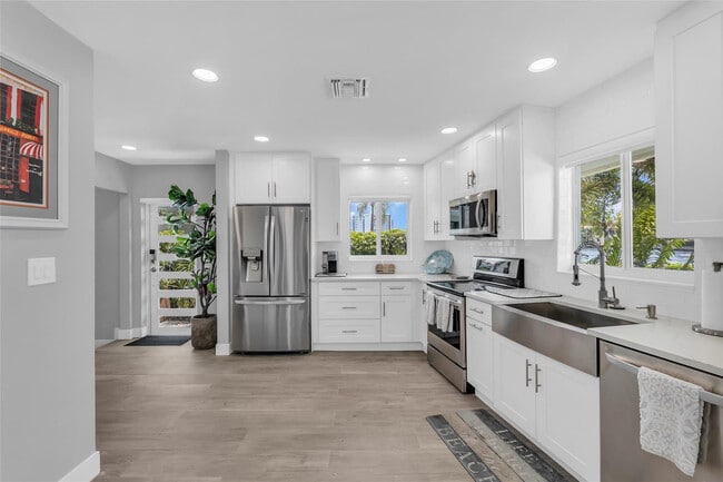 Building Photo - 2005 N Riverside Dr