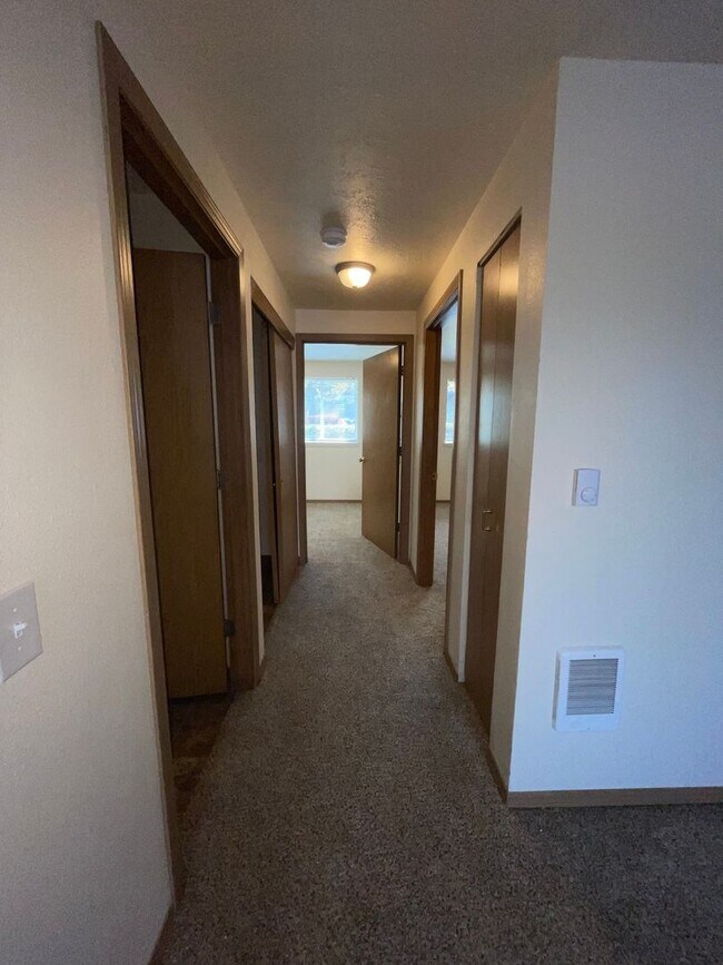Building Photo - Rent Special: 1/2 Off June's Rent!! Ground Level Unit