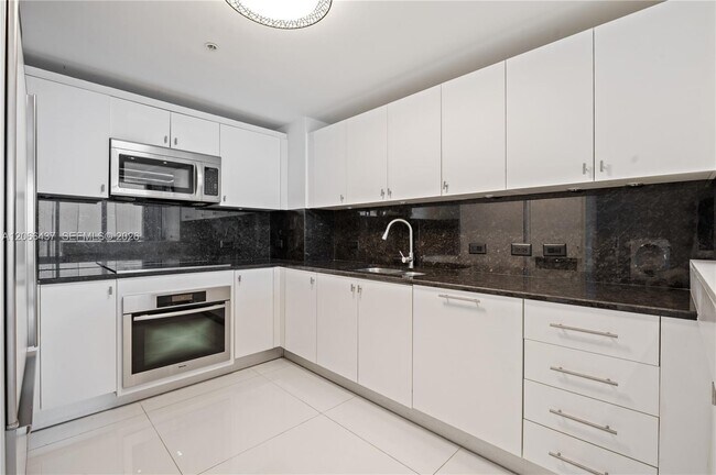 Building Photo - 6899 Collins Ave