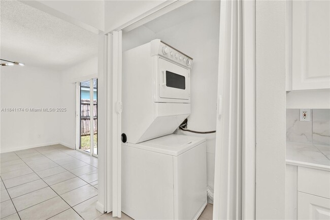 Building Photo - 941 SW 7th Ct