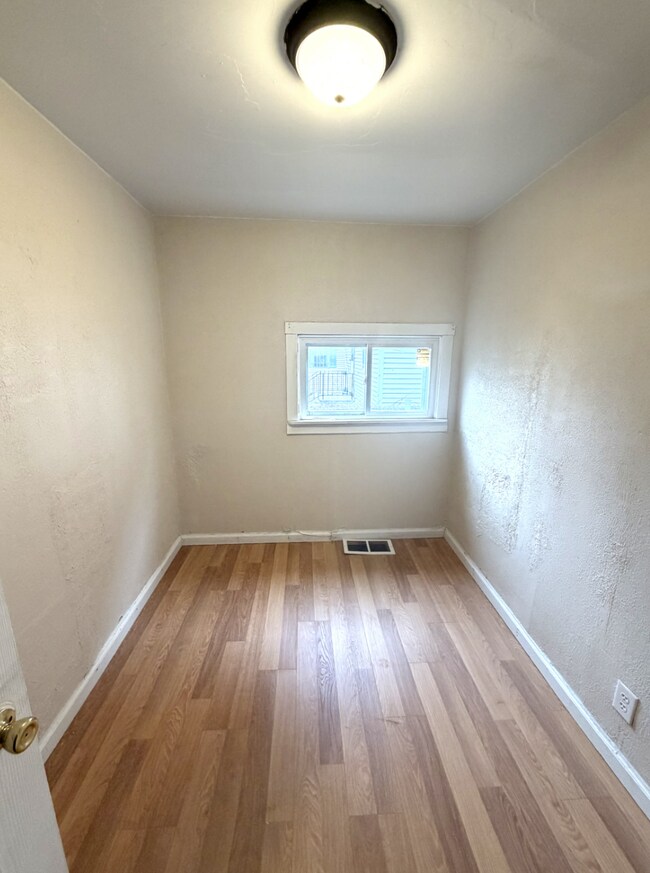 Building Photo - Main floor 3 Bed/1 Bath Available!