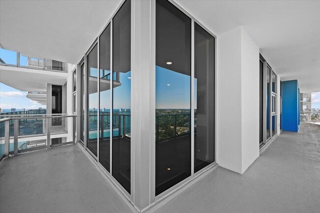 Building Photo - 220 Lake Shore Dr