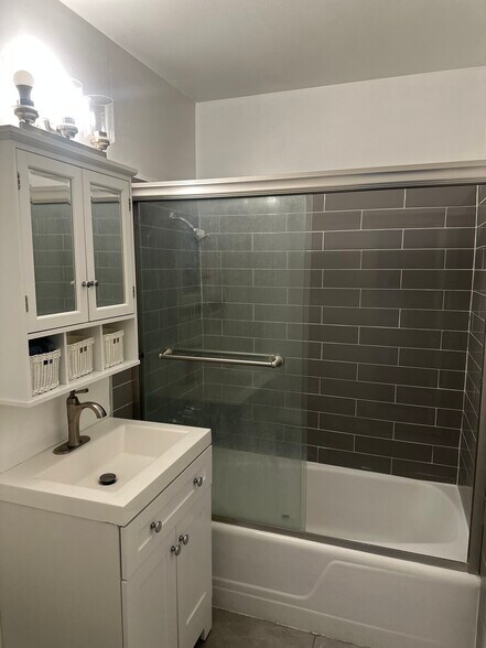 Building Photo - 1001 N Gay St