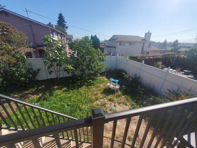 Building Photo - Charming 4 bed, 2 bath, fully fenced, cove...