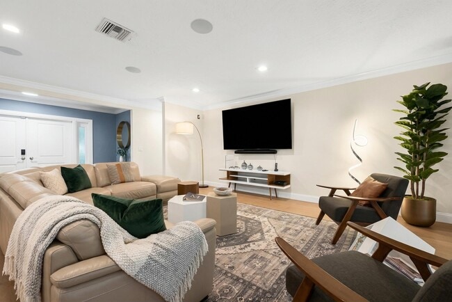 Building Photo - 5841 Bayview Dr