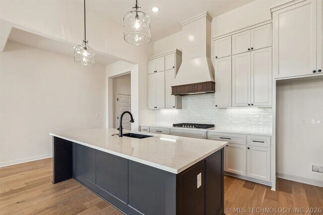 Building Photo - 5 Bed | 4 Bath House