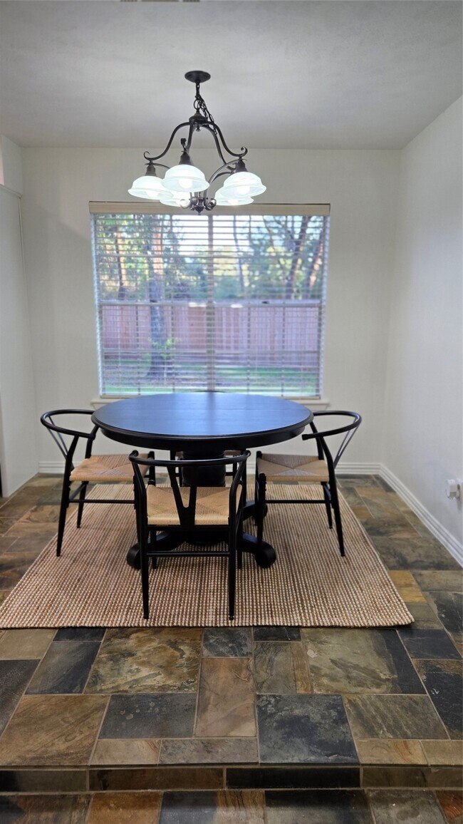 Building Photo - 2012 E Lacey Oak Cir