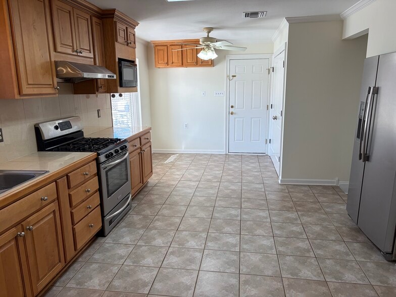 Kitchen and breakfast area - 6034 Chamberlain Dr