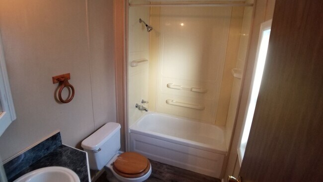 Building Photo - 3 Bed 2 Bath Fully Remodeled Mobile Home w...