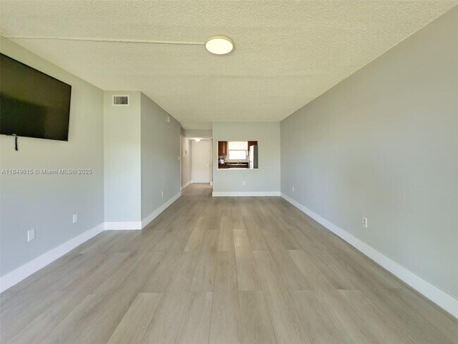 Building Photo - 6001 Shaker Wood Cir