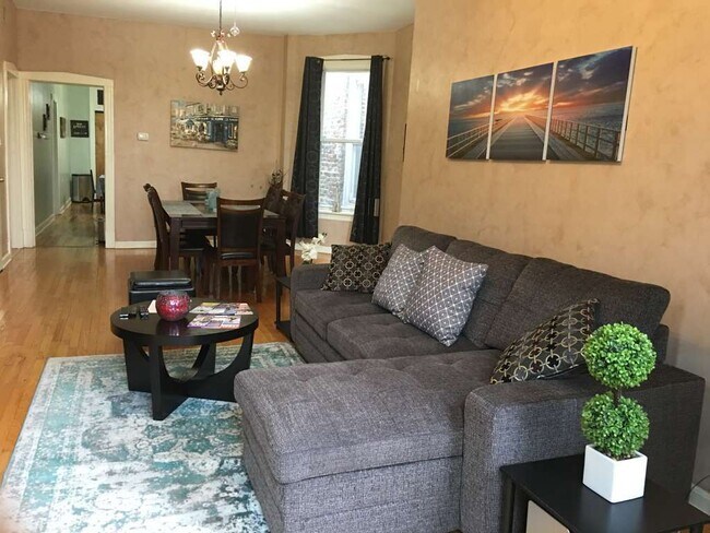 Building Photo - 1339 N Western Ave