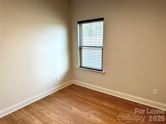 Building Photo - 525 N Linwood Ave