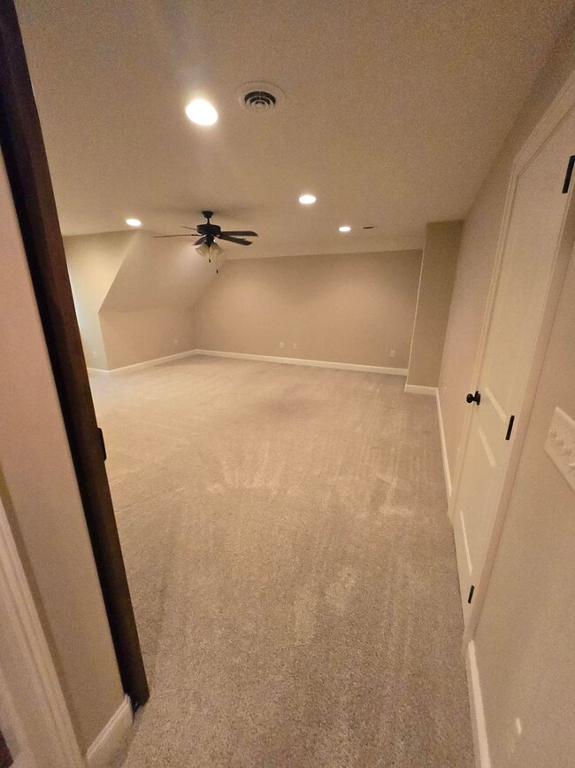Building Photo - Luxury 4-Bedroom Home with Outdoor Oasis i...