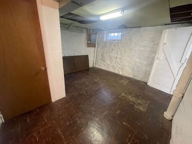 Building Photo - 414 N 19th Ave E