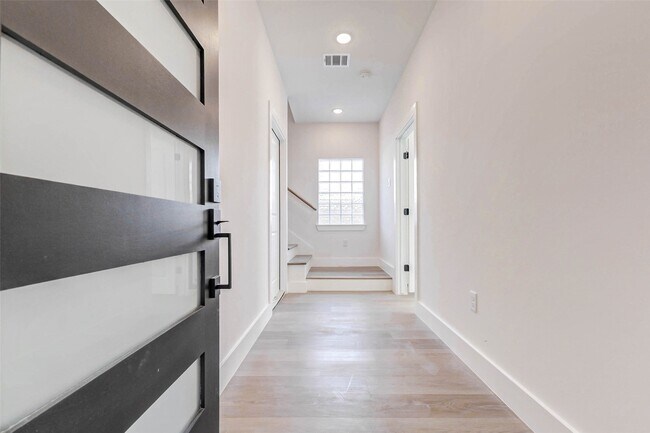 Building Photo - 5640 Dolores St