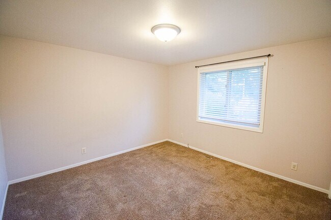 Building Photo - Ranch-style home with great fenced yard & patio!