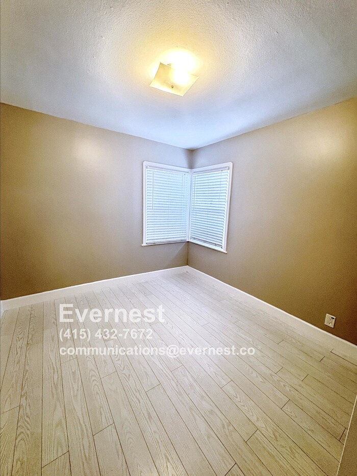 Building Photo - 924 Allerton St