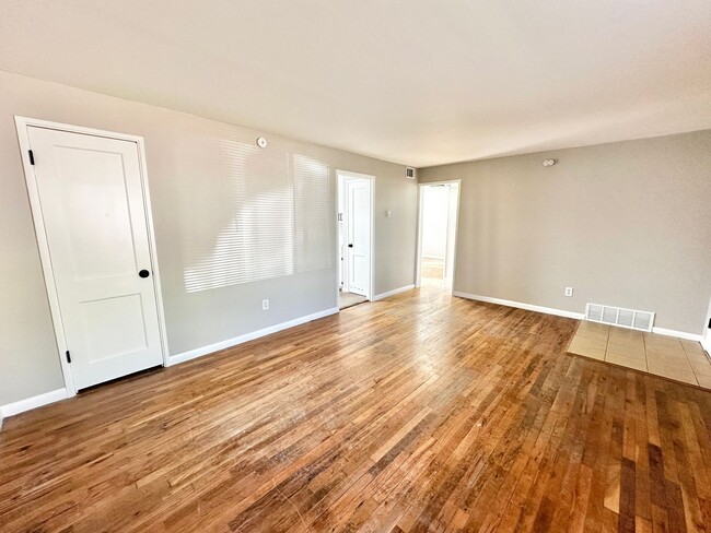 Building Photo - 2 Weeks FREE! Beautiful 2 Bed 1 Bath with ...