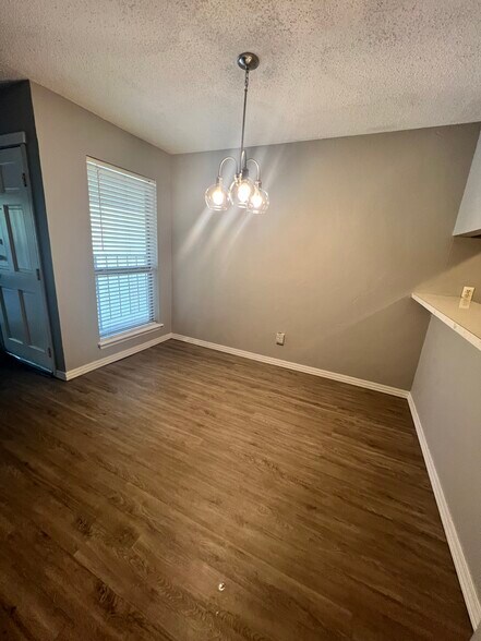 Building Photo - 825 Red Bird Ln