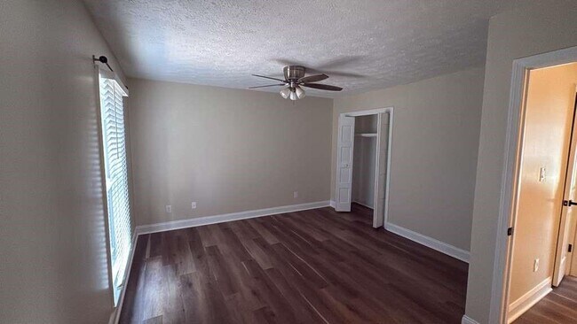 Building Photo - 5011 Meadow Ln