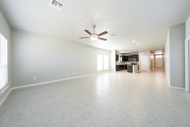 Building Photo - Stunning 4-Bedroom Home in Villages of Wes...