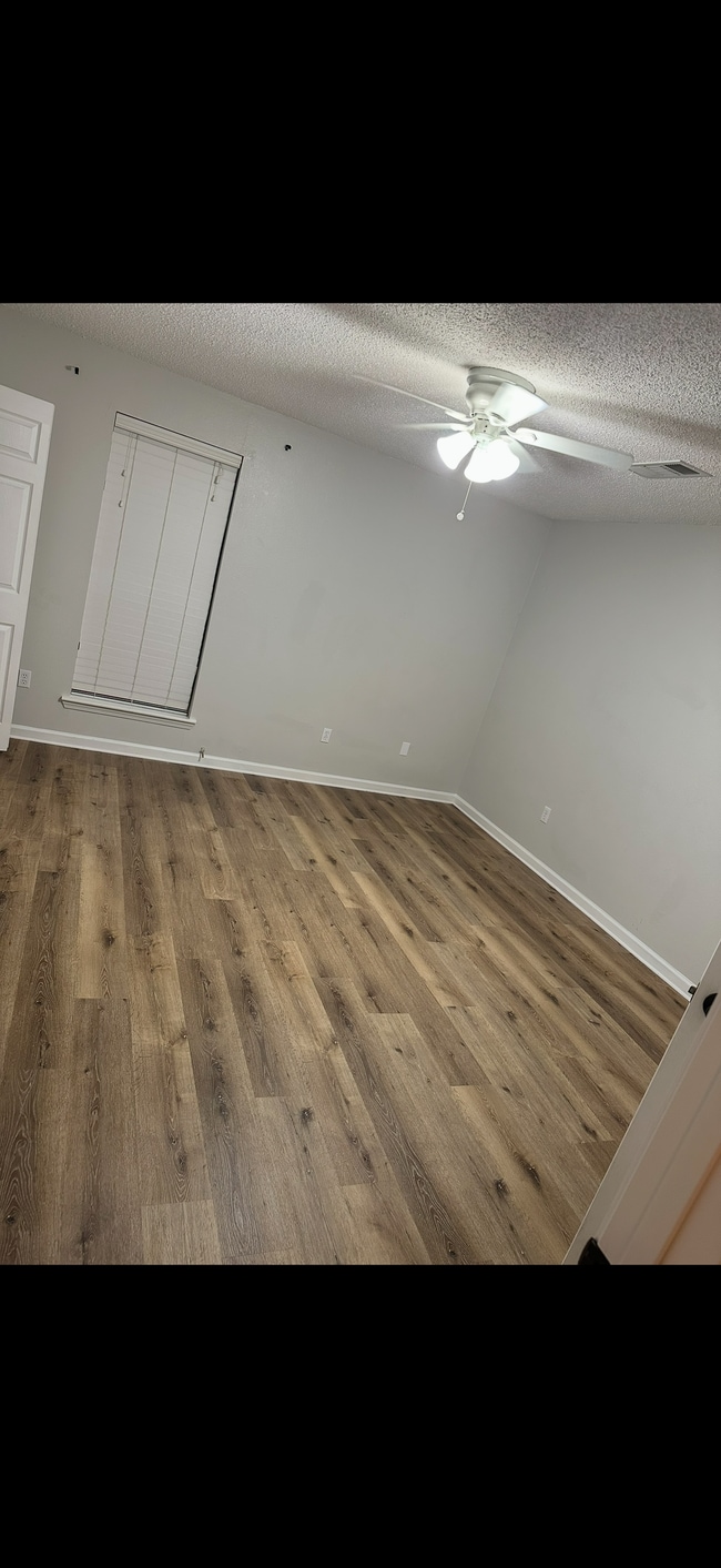 Building Photo - 14732 Hooper Rd