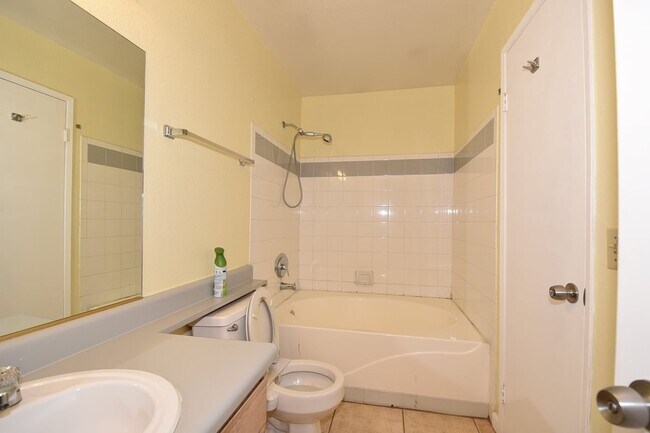 Building Photo - Lovely 2nd Floor, 1 Bed, 1 Bath Condo At Desert Shores!