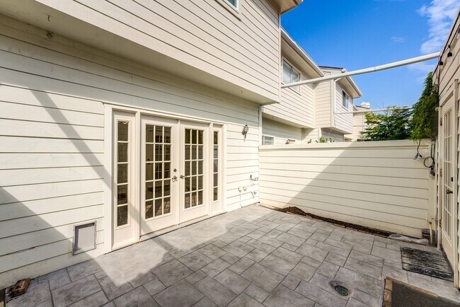 Building Photo - 1039 Fountain View Dr