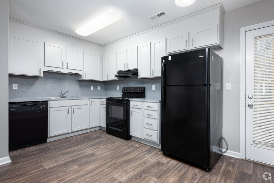 2BR, 2BA - Kitchen - Morgan Place Apartments